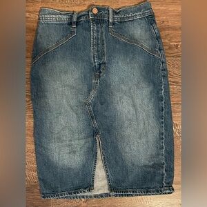 Short denim skirt with a slit in the front